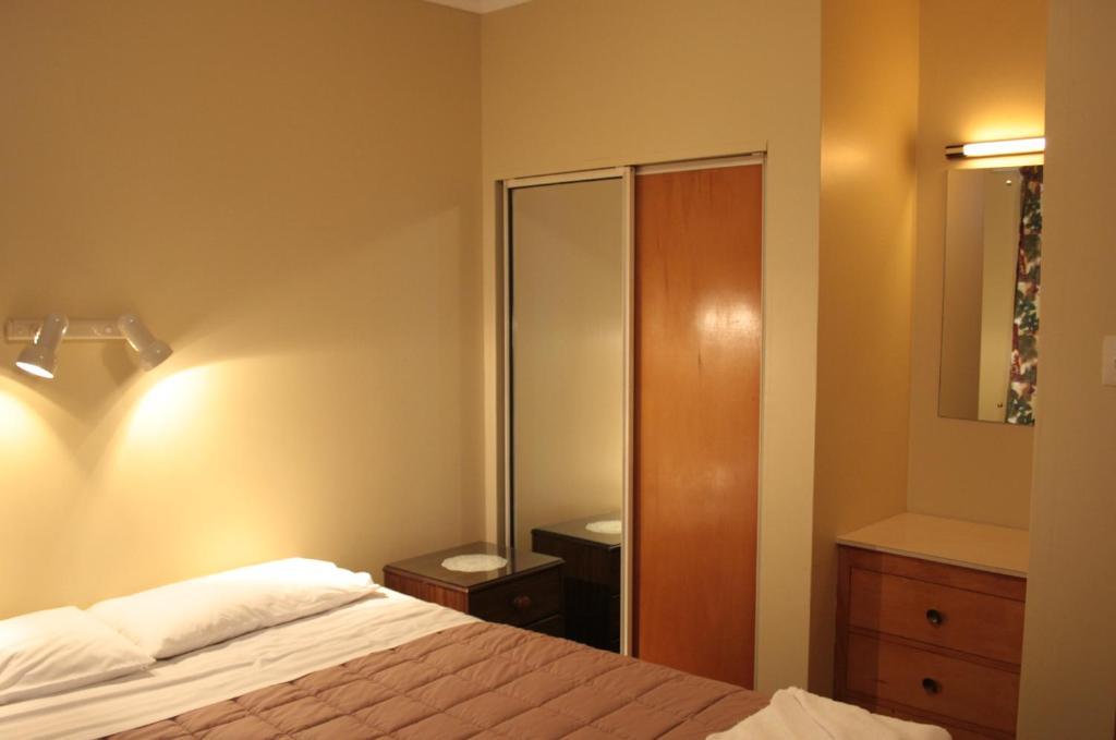 12 White Star Motel Тимару Экстерьер фото