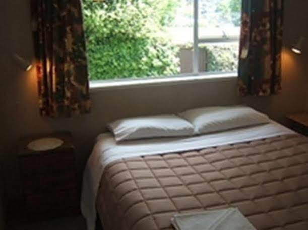 12 White Star Motel Тимару Экстерьер фото